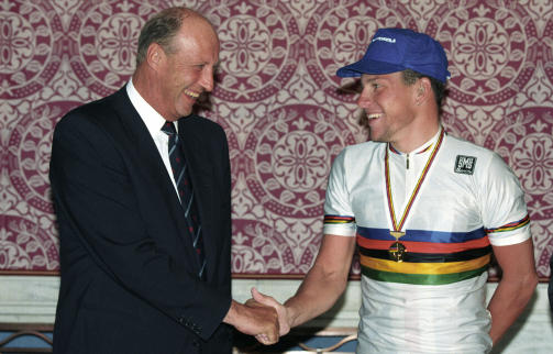 GODE MINNER: Lance Armstrong ble verdensmester for profesjonelle i Oslo tilbake i 1993. Her hilser han p� H.M. Kong Harald under en gallamiddag i Oslo R�dhus.FOTO:  Lise �serud