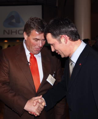 TAUS: Jens Stoltenberg �nsket ikke � kommentere Hagens utflagging. Her er de to i debatt p� NHOs �rskonferanse 2008. Foto: Terje Bendiksby / SCANPIX .
