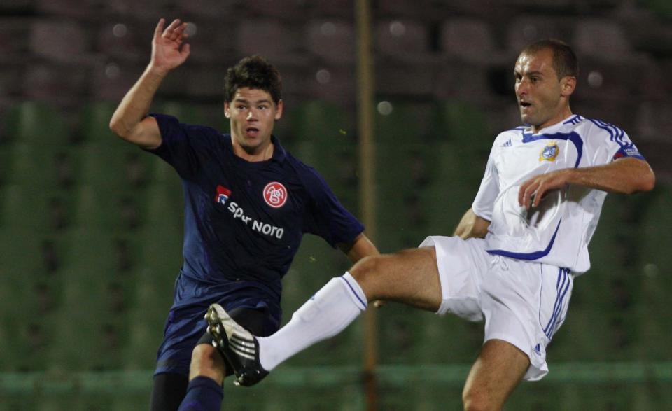 SL�TT UT: Daniel Fredheim Holm (t.v.) f�r ikke oppleve et lignende europacupeventyr som det Aalborg var med p� i fjor etter at det danske laget r�k ut mot bosniske Slavija - her ved Bojan Regoje.Foto: SCANPIX/AP Photo/Amel Emric