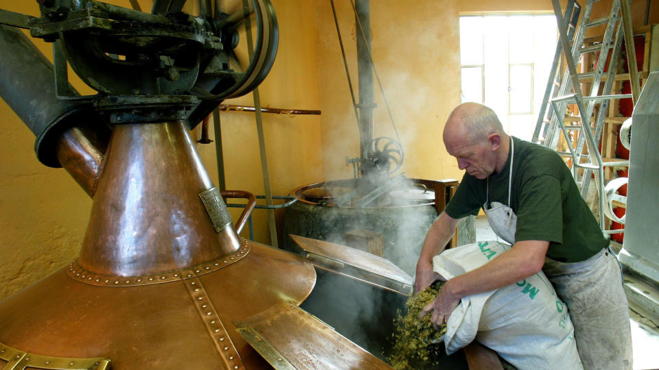 GAMMEL OPPSKRIFT: Belgiske bryggerier har en lang histoire og kan skilte med over 400 forskjellige �lsorter. Bryggerimester Jean-Pierre Van Roy p� Cantillon bryggeri i Brussel lager �l slik det ble gjort i antikkens Babylon. Foto: REUTERS/F. LENOIR/SCANPIX