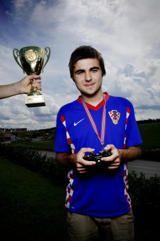 ALEINE P� TOPPEN: I fjor vant norsk-kroatiske Toma Rimac det f�rste offisielle norgesmesterskapet i �Interaktiv fotball NM i Fifa 08 PS3�.