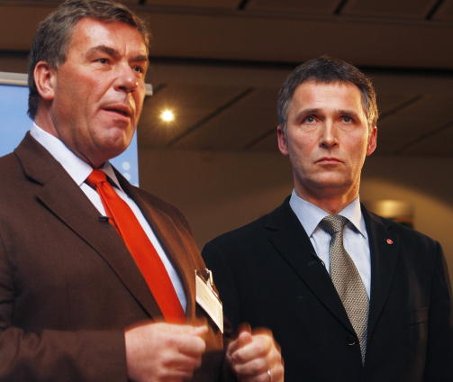 I KLINSJ: Mens Stein Erik Hagen tegner et bilde av seg selv som utst�tt av Norske myndigheter, mener statsminister Jens Stoltenberg at det var Hagen som begynte ordkrigen.  Arkivfoto: SCANPIX