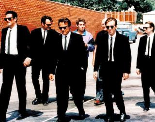 GANGSTER CHIC: Harvey Keitel og de andre ranerne i �Reservoir Dogs� ble kledd i stilen til Joe Gallo, i billige svarte dresser, smale slips og Ray Ban-solbriller. Men ogs� brutaliteten i filmen synes � v�re inspirert av Gallo.