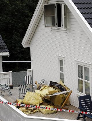 SATT I BRANN: Brannvesenet m�tte rykke ut sammen med politiet til boligen i g�r, etter at de samme mennene som angrep kvinnen skal ha satt fyr p� huset.
