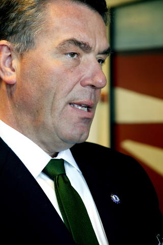 BLIR HJEMME. Stein Erik Hagen fortsetter � bo i Norge. Han vil alikevel ha full kontroll p� de enorme verdiene i familieselskapet Canica der barna eier 90 prosent av aksjene.  Foto: Jacques Hvistendahl/Dagbladet
