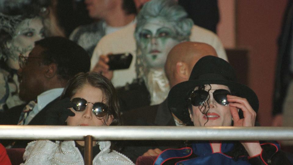 UADSKILLELIGE: Omer Bhatti og Michael Jackson hadde et spesielt forhold. Foto: JIJI Photo/Scanpix