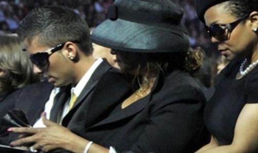 MINNESTUNDEN: Omer Bhatti satt sammen med familien Jackson. Foto: Scanpix