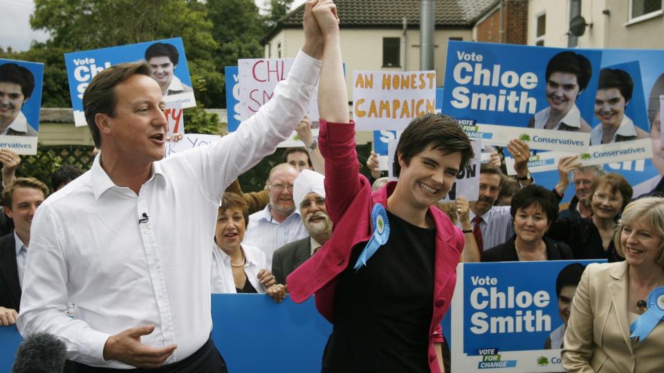 MEDVIND: De konservatives partileder David Cameron gleder seg over at Chloe Smith (27) sikret partiet parlamentssetet for Norwich North. Plassen har de siste tolv �rene v�rt Labour-representanten Ian Gibsons, men han trakk seg som f�lge av avsl�ringer av misbruk av parlamentarikernes frynsegodeordninger. Foto: REUTERS / Luke MacGregor / SCANPIX