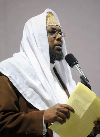 TERRORNEKT: Alle ungdommene som stakk til Somalia for � delta i terrorhandlinger skal angivelig ha �n ting felles: De deltok i aktiviteter i Minneapolis' st�rste mosk� Abubakar As-Saddique Islamic Center. Sjefsimam Abdirahman Ahmed benekter rekrutteringsanklager overfor CNN. Foto: SCANPIX/AP Photo/Dawn Villella