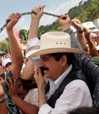 TOK SEG INN: Her holder Zelaya det som skiller Nicaragua og Honduras. Foto: AFP Photo/MAYERLING GARCIA/Scanpix