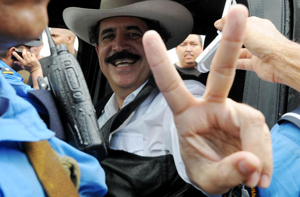 PEACE: Honduras styrtede president Zelaya tok seg inn i Honduras. Her holder han et peace-tegn til AFPs fotograf. Foto: AFP PHOTO/Orlando SIERRA/Scanpix
