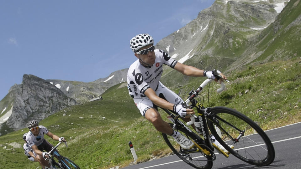 BEKLAGER: Fjor�rets Tour-vinner Carlos Sastre beklager n� at han langet ut mot journalister p� mandag. Cervelo-rytteren har levert en skuffende Tour de France. Foto: AP Photo/Bas Czerwinski)