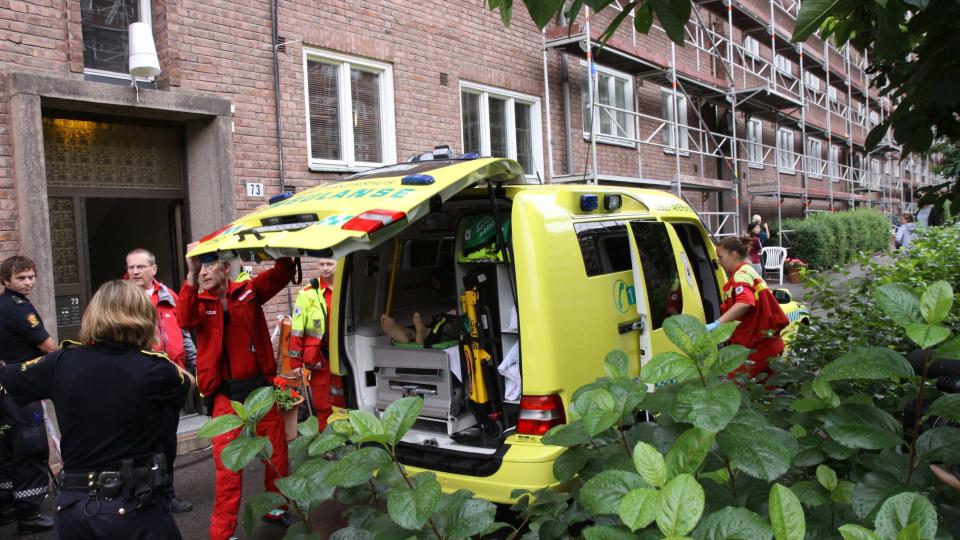 HARDT SKADD: En kvinne ble funnet hardt skadd i denne oppgangen og fraktet til Ullev�l sykehus. (Foto: Rogerio Snarli)