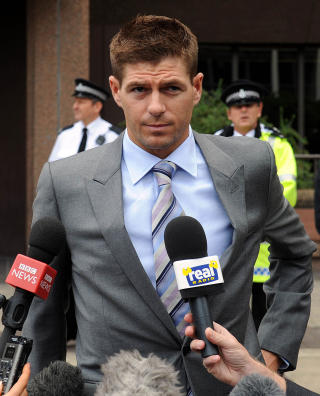 FRIKJENT: Steven Gerrard ble i g�r frikjent for voldsanklagene, og kan fokusere fullt ut p� neste �rs sesong. Foto: AFP PHOTO / MICHAEL JONES