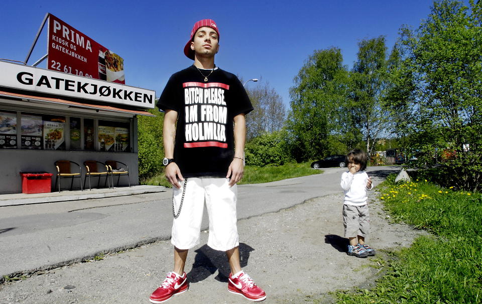 HOLMLIA-GUTT: - Jeg vil alltid elske Holmlia og folkene mine derfra. Folk sier et er en slum, det bryr jeg meg ikke om, sa Omer Bhatti til Dagbladet FREDAG i mai i fjor. Foto: Lars Myhren Holand