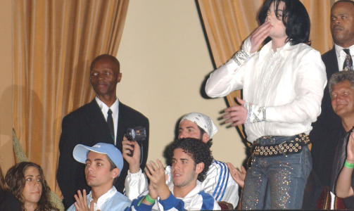 BURSDAG: Omer Bhatti (med bl� caps) er med p� Michael Jacksons bursdagsfeiring i 2003. Foto: Stella Pictures