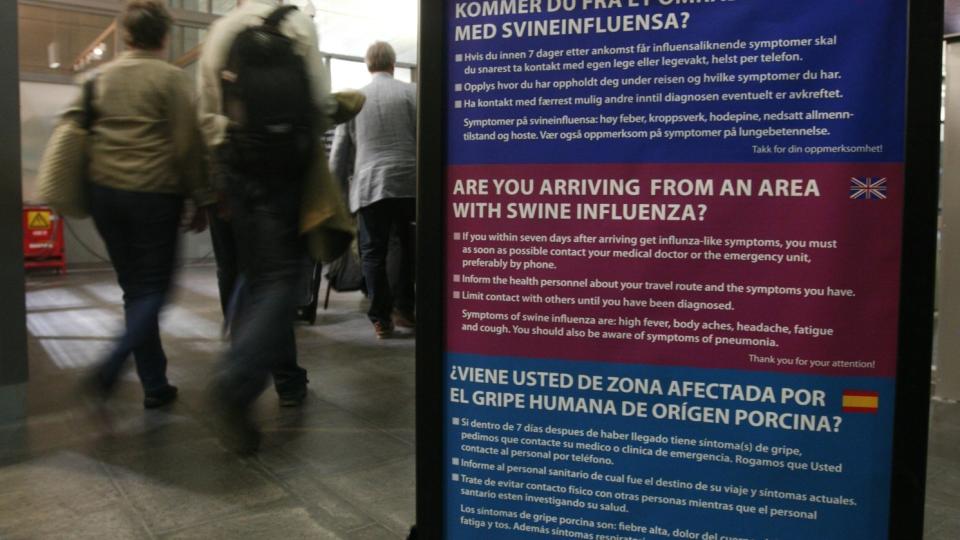  P�MINNELSE:  Passasjerer p� flyplassene blir minnet om forsiktighetsregler rundt svineinfluensa - her p� Gardermoen. Foto: BJ�RN SIGURDS�N, SCANPIX.