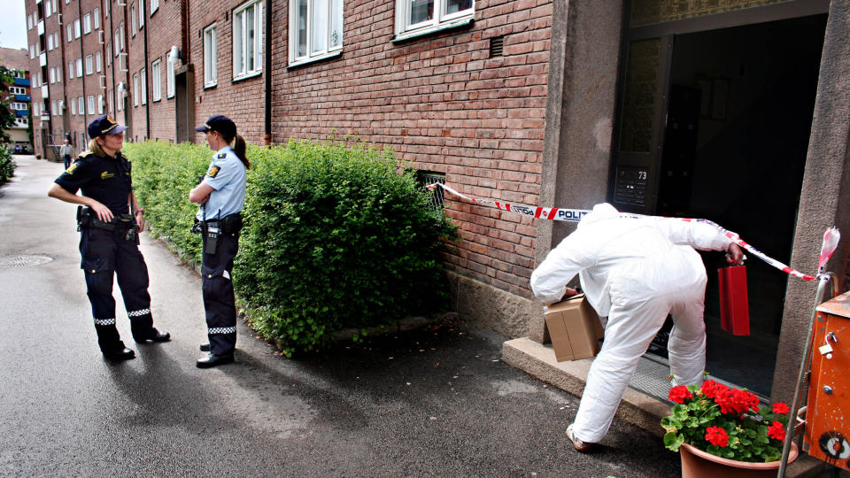 UNDERS�KER �STEDET: Politi og kriminaletterforskere unders�ker oppgangen i Trondheimsveien i Oslo der kvinnen ble fors�kt drept. Foto: Foto: Frank Karlsen