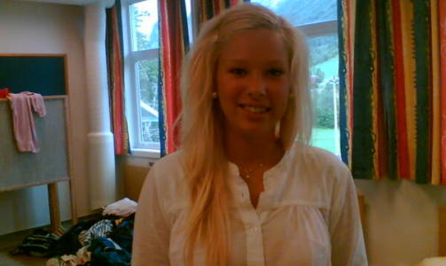 HAR HODEPINE: Mathilde Skuland (15) er fortsatt isolert p� skolen i Breim sammen med 56 andre ungdommer. I dag har hun hodepine, men f�ler seg litt bedre enn i g�r. MMS-foto: Privat