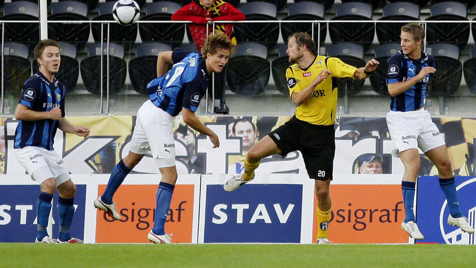  STARTER OPPHENTING:  B�rd Borgersen header inn reduseringen til 1-2. Foto: TOR ERIK SCHR�DER, SCANPIX.