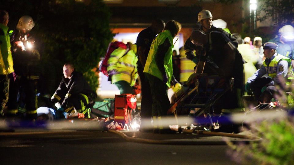 SEKS OMKOM: Etter en brann i Rinkeby i Sverige, mistet seks personer livet. Blant dem tre barn. Foto: Roger Vikstr�m/Expressen