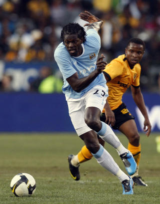 M�LL�S: Emmanuel Adebayor gikk m�ll�s av banen i Manchester Citys 1-0 tap mot Kaizer Chiefs i g�r. Foto: AP Photo/Themba Hadebe