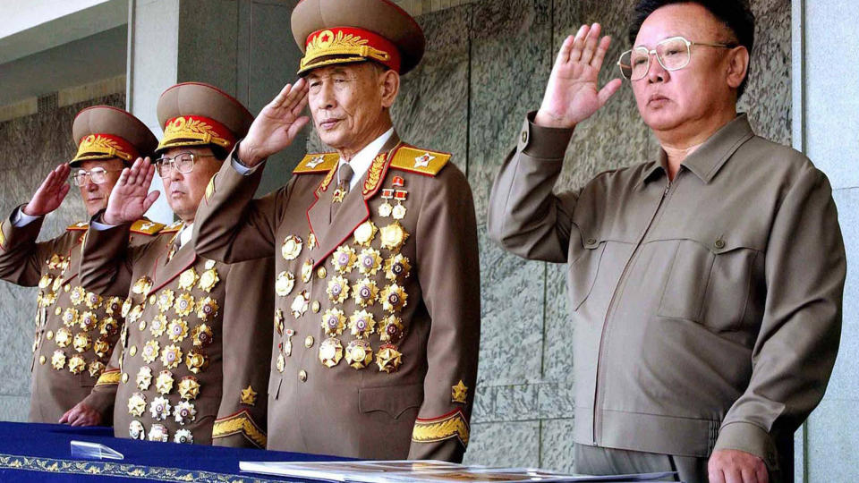 TRUER: Nord-Koreas milit�re ledelse. Forsvarsminister Kim Yong-Chun (andre fra venstre) truer USA med ufattelig d�delige angrep, og lover � hevne nye, harde FN-sanksjoner. Foto: AFP PHOTO/KCNA via Korean News Service