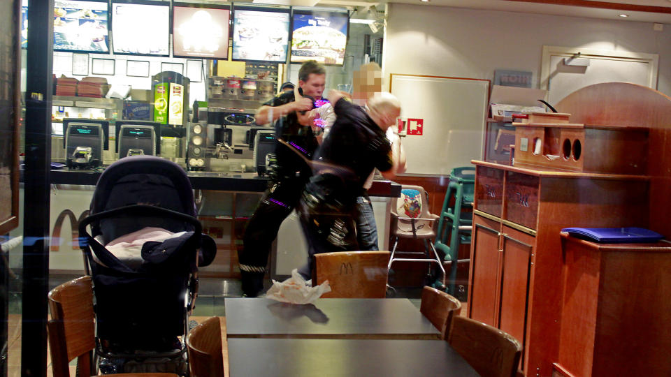 P�GREPET: En mann ble fredag p�grepet etter � satt seg til motverge da politiet ankom. Mannen skal ha v�rt tydelig rusa og i barnevogna l� mannens to m�neder gamle barn. Foto: Espen Hovde