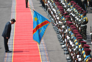 CELEBERT BES�K: Nicolas Sarkozy bes�kte president Kabila i mars. Men regjeringens egne soldater st�r bak omfattende overgrep. Foto: AFP PHOTO/ERIC FEFERBERG/Scanpix