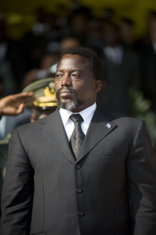 KRITISERES: President Kabilas soldater terroriserer sivile. Foto: AFP PHOTO / MARTIN BUREAU/Scanpix