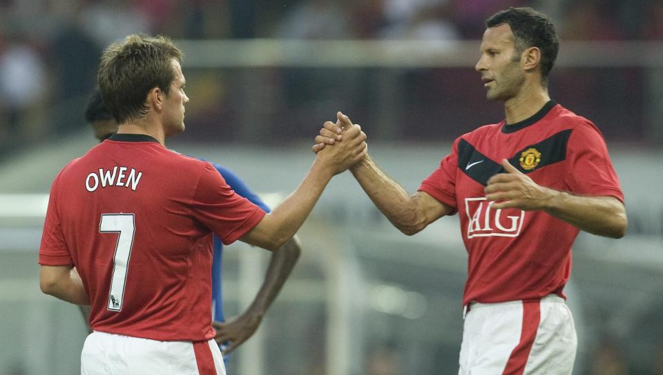 M�LSHOW: Michael Owen scoret to og Ryan Giggs puttet tre i m�lshowet. Foto: EPA