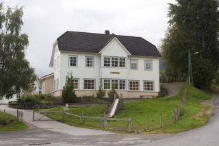ISOLASJONSSKOLEN: P� denne skolen, Reed skole i Breim, er n� 57 ungdommer isolert. Foto: 4H