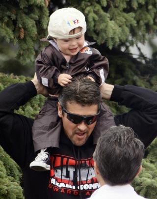 PIKNIK I PARKEN: Sarah Palin holdt sin avskjedstale i en park ved Fairbanks i Alaske. Her er mannen hennes Todd Palin med s�nnen Trig (AP Photo/Al Grillo)
