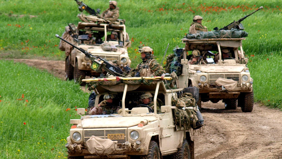 FORVIRRING RUNDT SKYTEEPISODE: De norske styrkene i Afghanistan drepte en afghansk mann p� motrsykkel p� l�rdag. Kj�ret�yene p� bildet, som er de samme som var involvert episoden, er her fotografert i Ghowrmach-distriktet s�rvest for Meymaneh. 
Illustrasjonsfoto: Forsvaret / SCANPIX