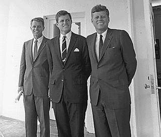 PR�VDE � KNEKKE GALLOENE: Robert Kennedy (til venstre) kalte Joey for samfunnsfiende nummer en og gjorde sitt ytterste for � f� en slutt p� den kriminelle virksomheten til Gallo-familien, blant annet gjennom McClellan-komiteen. Men da broren John F. Kennedy (til h�yre) ble skutt, avsluttet Robert jakten. Foto: AFP/SCANPIX