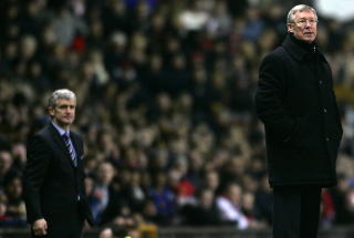 RIVALER: En gang i tida var Manchester City-manager Mark Hughes sir Alex Fergusons en viktig brikke i skottens f�rste mesterlag. N� er de imidlertid rivaler som sjefer for hvert sitt lag i Manchester.Foto: SCANPIX/REUTERS/Darren Staples