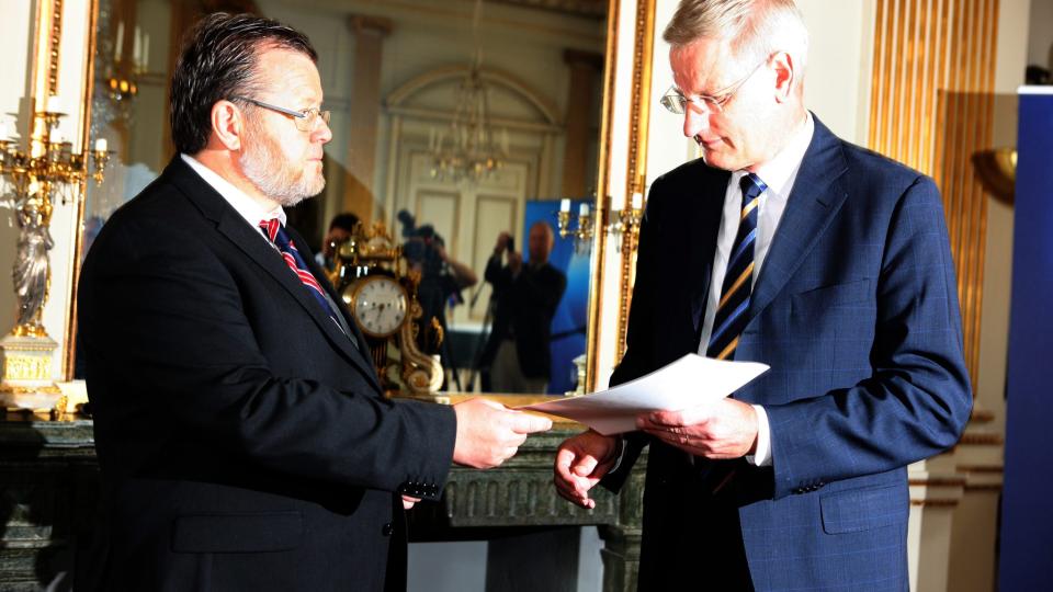 N� ER DEN LEVERT: Islands utenriksminister �ssur Skarphedinsson (t.v.) overrekker Islands s�knad om EU-medlemsskap til Sveriges utenriksminister Carl Bildt. Foto: Scanpix
