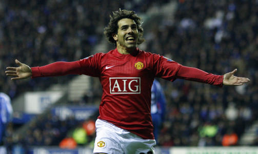 ORIGINALEN: Motivet for Manchester City-plakaten, er Carlos Tevez' scoringsfeiring mot Wigan for Manchester United - en scoring som var sterkt medvirkende til at United ble seriemestere.FOTO: SCANPIX/AP Photo/Jon Super