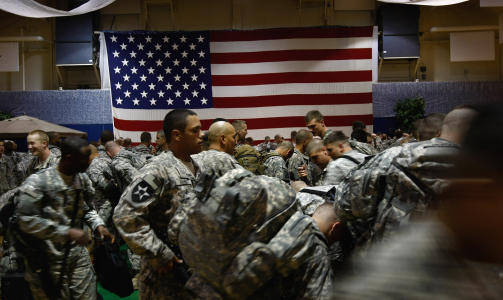 TIL AFGHANISTAN: 5. juni dro kampenheten som tilh�rer fjerde brigade fra Fort Carson til Afghanistan. Denne avdelingen har tidligere kjempet i Irak og flere av veteranene derfra har drept, ranet og kidnappet etter at de kom hjem.  Foto: John Moore/Getty Images/AFP/SCANPIX