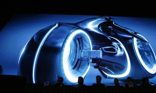 LYSMOTORSYKKELEN: Fansen fikk se en modell av lysmotorsykkelen som blir brukt i �Tron Legacy�. Foto: REUTERS/Mario Anzuoni