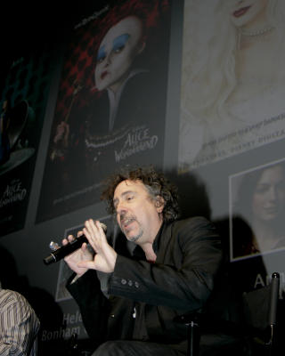 SKRUDD REGISS�R: Tim Burton snakket om b�de �Alice in Wonderland� og �9�. Foto: Denis Poroy/Scanpix