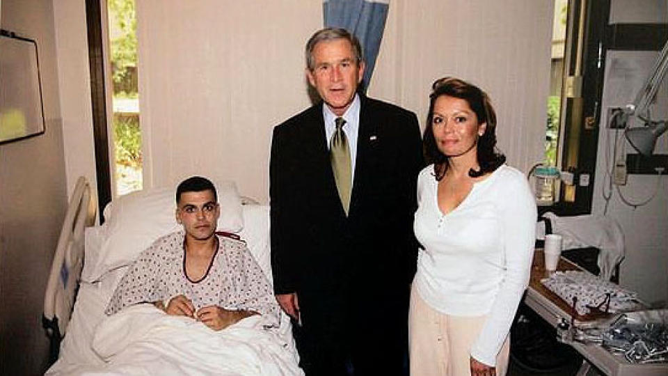 FIKK MEDALJE AV BUSH: Et dr�yt �r f�r Anthony Marquez drepte for 30 gram marihuana, ble han tildelt Purple Heart-medaljen da president George W. Bush bes�kte Walter Reed Army Medical Center. P� bildet er ogs� Anthonys mor, Teresa, som fors�kte � varsle h�ren om s�nnens alarmerende oppf�rsel, Foto: WHITE HOUSE