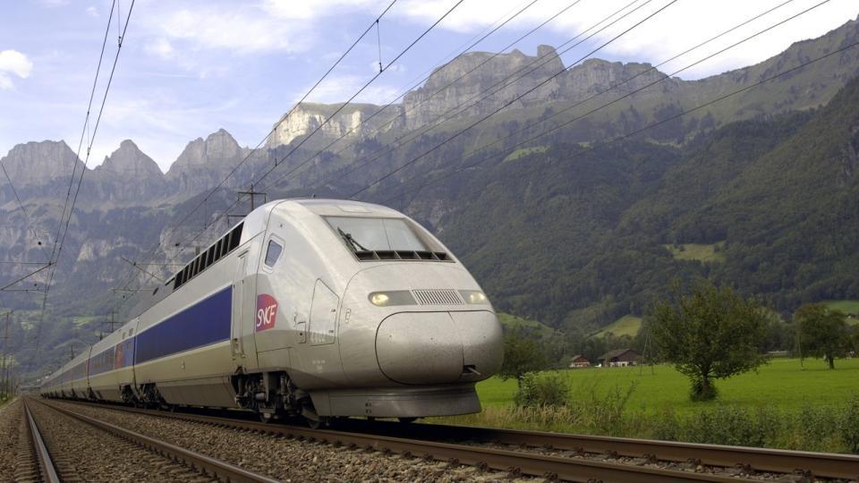 270 KM/T H�yhastighetstogene vil holde en fart p� 270 til 300 km/t i timen gjennom det norske/svenske landskap. Det vil si 1 time og 20 minutter til G�teborg.  Foto: Norsk Bane