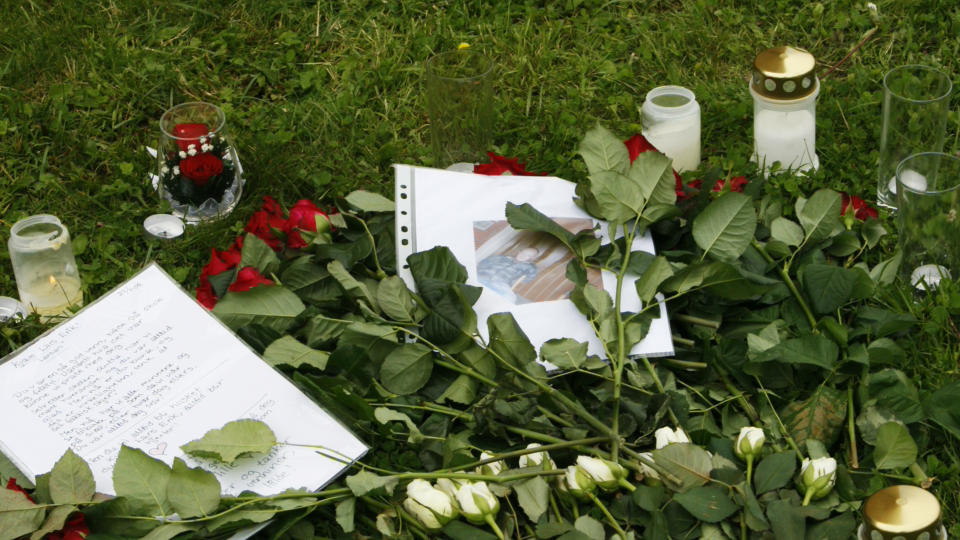 KONGSVINGER 20090727: 
Flere personer har i dag bes�kt stedet hvor en mann ble funnet drept natt til s�ndag. Flere har tent lys, lagt igjen hilsener og blomster. 
Foto: Morten Holm / SCANPIX