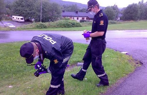 S�KER: Politiet fortsatte i dag s�ket etter et forel�pig ukjent drapsv�pen. Foto: FRANK KARLSEN