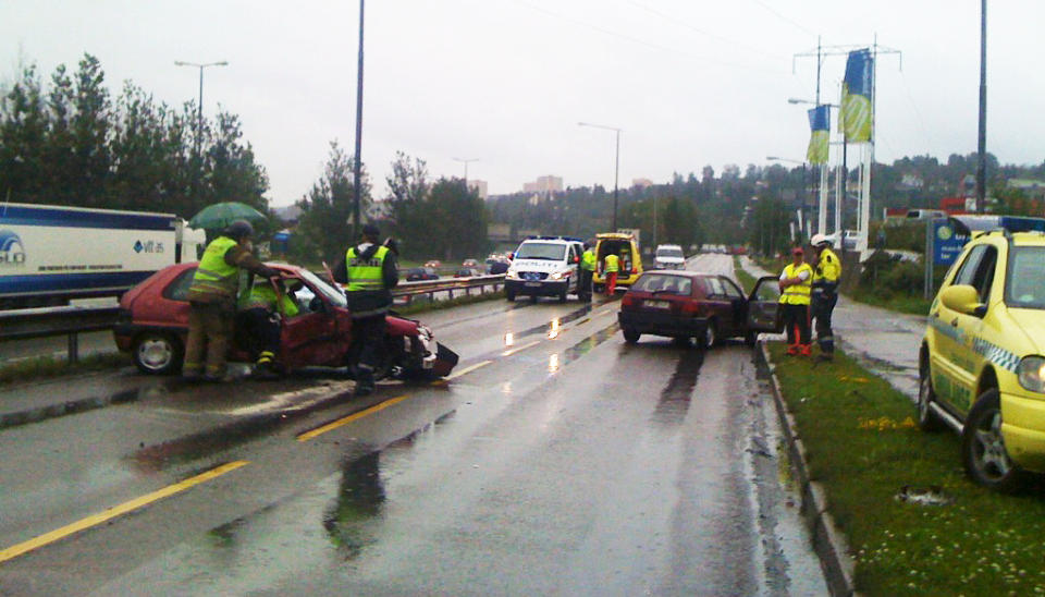 KRAFTIG SAMMENST�T: Flere m�tte ha legehjelp etter kollisjonen, som skjedde p� en parallellvei til E6 p� Alnabru. Foto: FRODE ANDERSEN