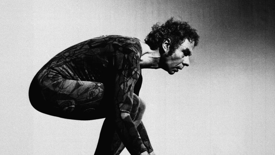 INDIVIDUELL:  Den amerikanske danseren og koreografen Merce Cunningham fra 1973 gikk alltid sine egne veier. Cunningham d�de 26. juli av naturlige �rsaker. Foto: AP Photo/Steven Mark Needham