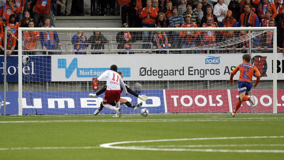GJORDE DET SELV: FFK-spiss Everton Da Costa gikk en banehalvdel uten AaFK-press, og satte sikkert inn 1-1. Foto: Svein Ove Ekornesv�g / SCANPIX