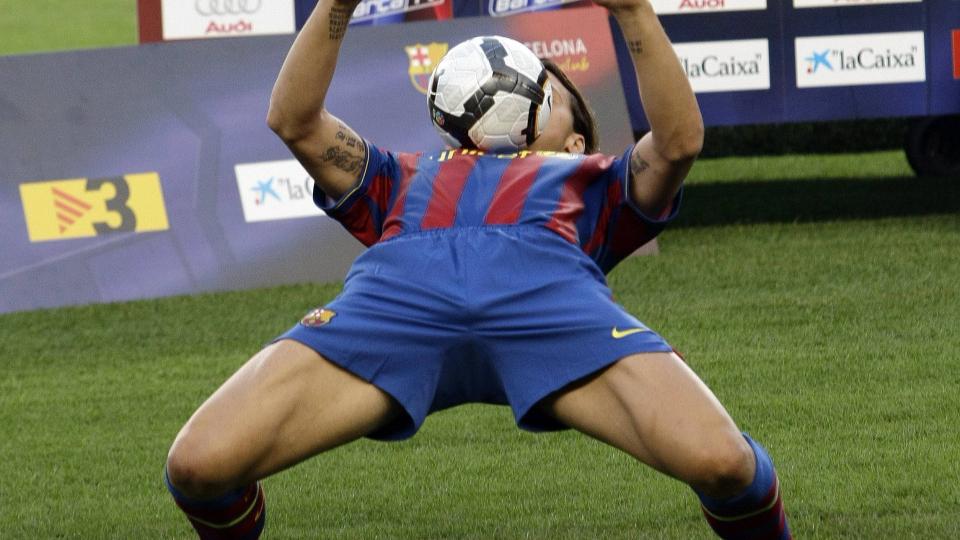 VISTE SEG: Zlatan viste frem fotballkunster i sin nye drakt p� Camp Nou. Foto: Gustau Nacarino / REUTERS.