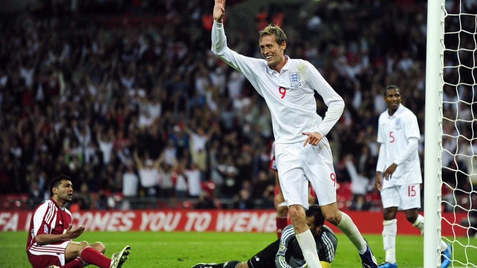 SKIFTER KLUBB: Peter Crouch g�r fra Portsmouth til Tottenham. Dermed f�lger han etter gamlesjefen Harry Redknapp til Englands s�rkyst. Foto: Toby Melville / REUTERS.